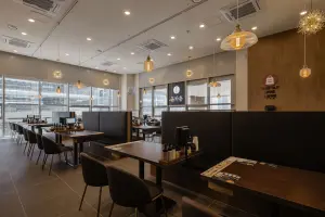 깔끔한 부스 좌석이 돋보이는 모던 돈카츠 전문점